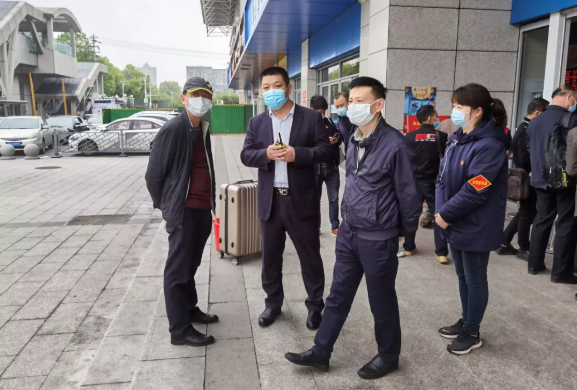 黃俊、穆孫祥先后深入徐坊客運(yùn)分公司督導(dǎo)文明創(chuàng)建、疫情防控、安全生產(chǎn)工作