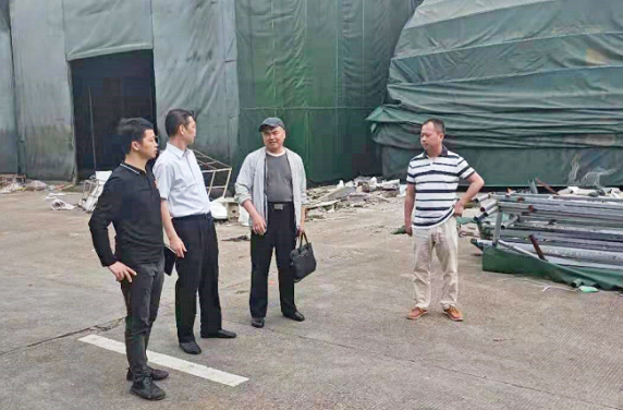 戴豪贛督導(dǎo)長(zhǎng)鴻物業(yè)洪城停車(chē)場(chǎng)搬遷工作