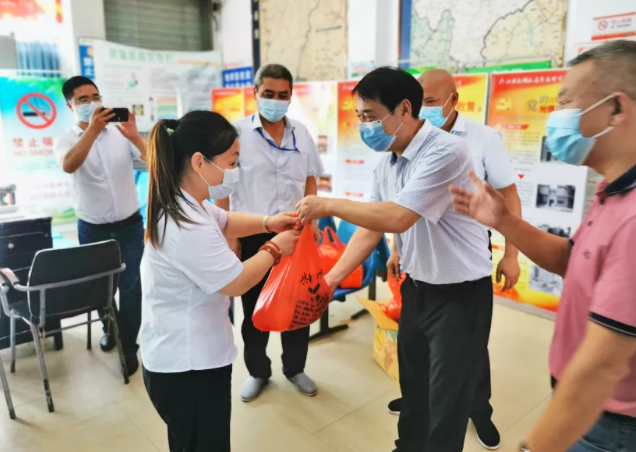 省交通工會蒞臨撫州長運(yùn)開展“送清涼”活動