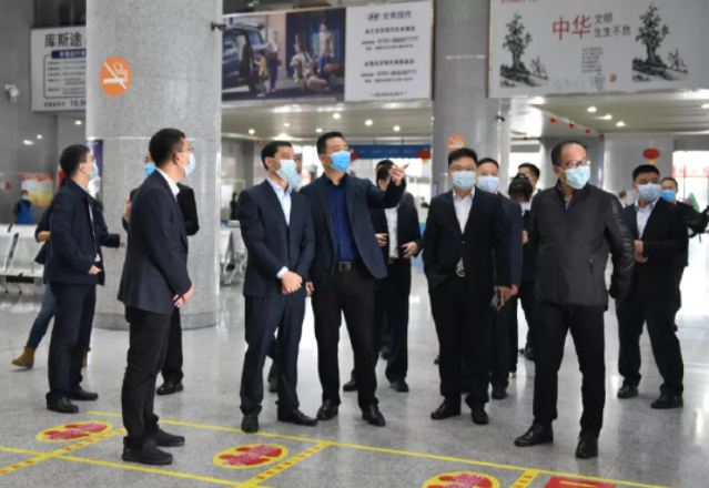 萬(wàn)義輝一行檢查指導(dǎo)江西長(zhǎng)運(yùn)文明創(chuàng)建、疫情防控常態(tài)化工作 王曉陪同