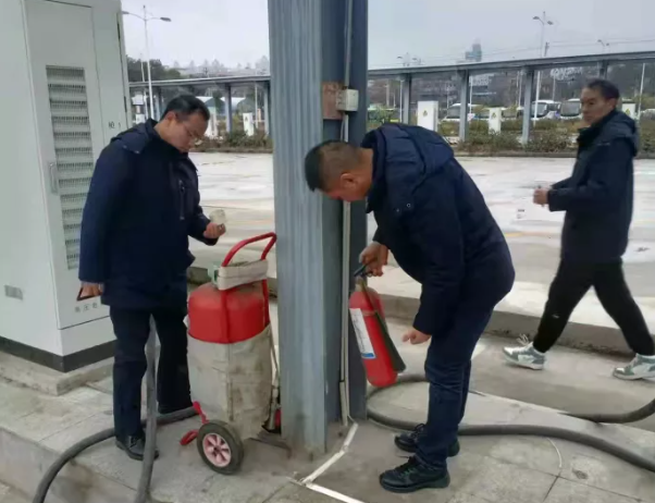 1月29日，南昌市迎來2022年第一場降雪。為進一步防范雨、雪、冰凍等惡劣天氣對道路旅客運輸?shù)牟焕绊?，避免各項安全生產(chǎn)事故，都市城際公交成立了四個安全檢查組一早趕赴現(xiàn)場，對各單位應(yīng)對雨、雪寒潮天氣安全防范責(zé)任、防范措施的落實情況進行督導(dǎo)檢查。檢查組重點對車輛安全例檢操作流程、車輛安全技術(shù)狀況，駕駛員從業(yè)資格證以及車輛