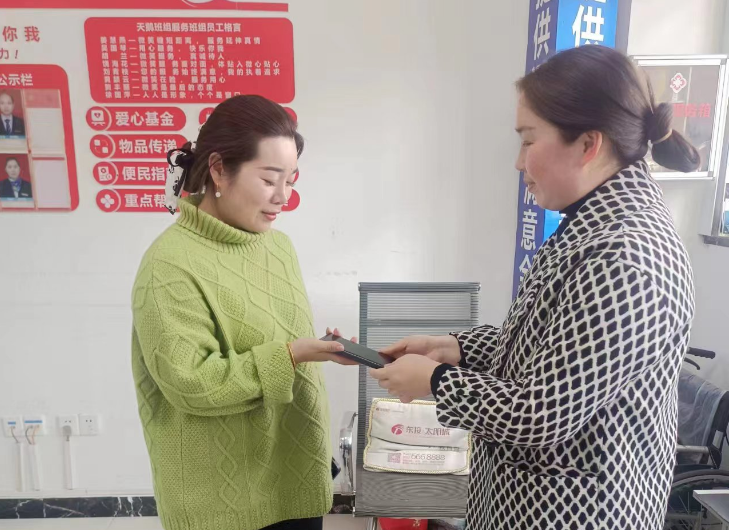 鄱陽(yáng)長(zhǎng)運(yùn):旅客大意失手機(jī) 車(chē)站拾金不昧暖人心