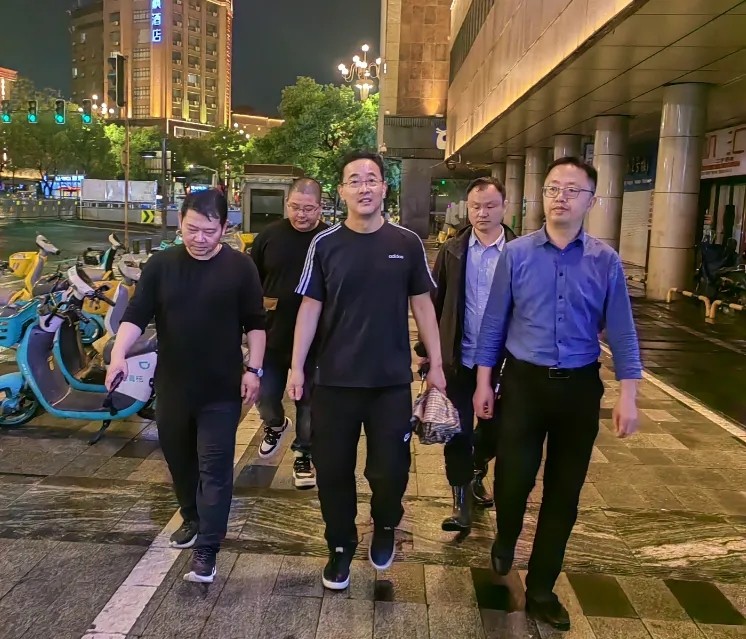 穆孫祥督導(dǎo)長運物業(yè)夜間值班值守及惡劣天氣應(yīng)急處置工作