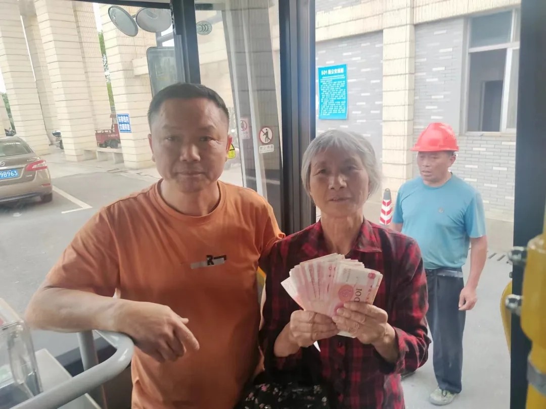 新余公交:501路公交上傳來一陣贊嘆聲