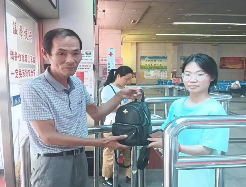 撫州長(zhǎng)運(yùn)：背包丟失渾然不覺 客運(yùn)人接力幫忙找回