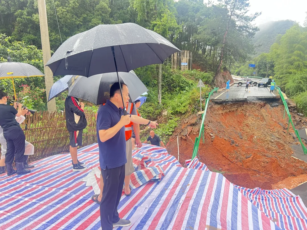 九江長(zhǎng)運(yùn)：道路塌陷交通中斷 緊急調(diào)度保暢通