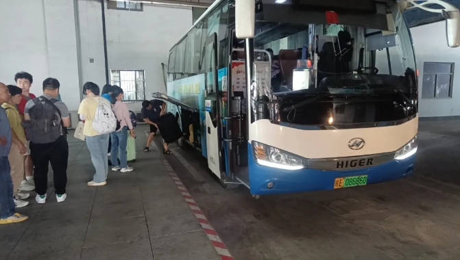 馬鞍山長客：校園直通車溫暖護航大學(xué)新生報到