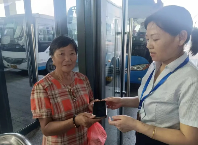 ?九江長運(yùn):領(lǐng)回遺失的手機(jī) 李阿姨笑了