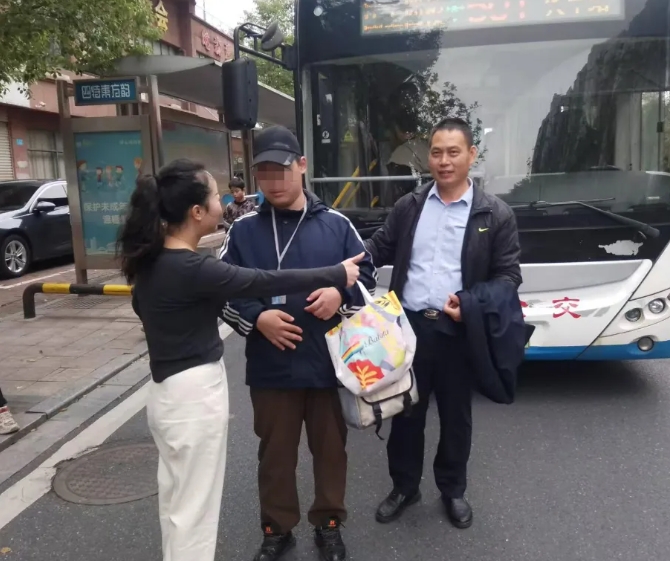 新余公交:家長哭著點贊:“謝謝你們!”