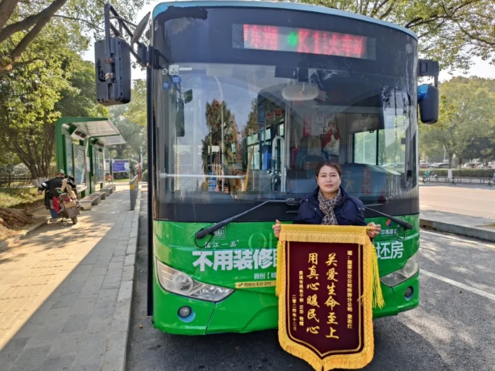 鷹潭公交：柔肩擔重任 巾幗綻芳華