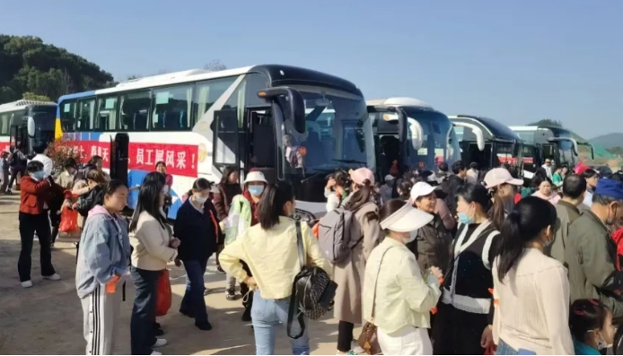 共青公司全力護航服裝廠大型春游團建